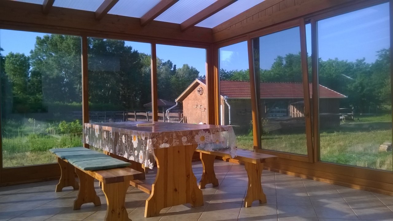 Hof mit 3 Wohnhäusern und Nebengebäuden sowie 8,3 ha Land (ANZ414) — winter garden with view of horse stable