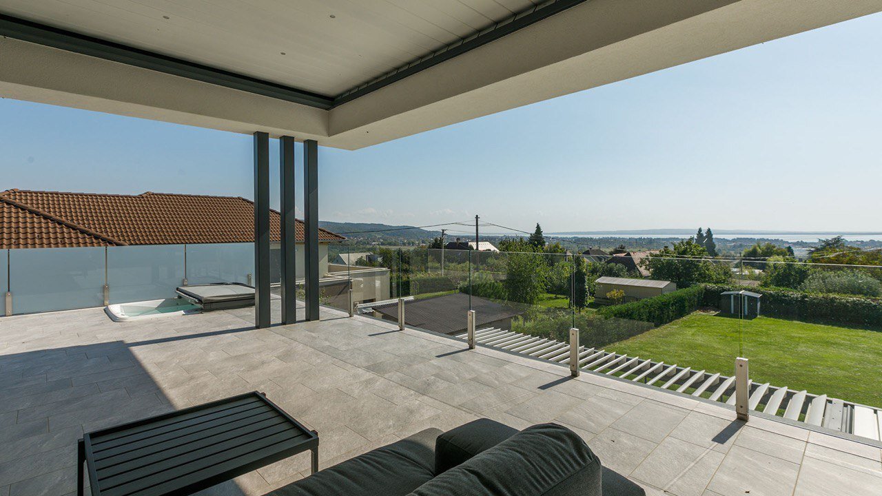 Außergewöhnliche Neubau-Villa mit Seeblick am Nordufer des Balaton (33434)