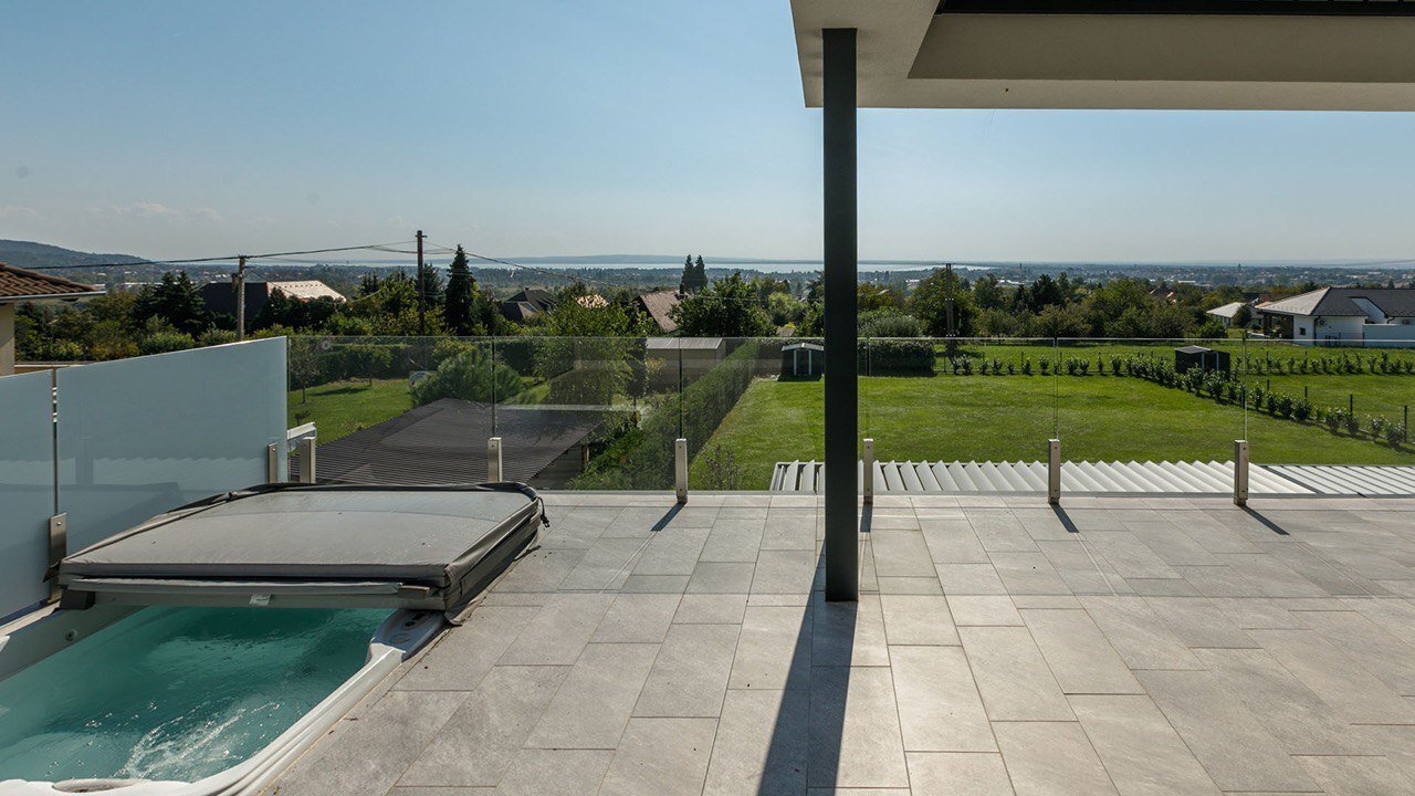 Außergewöhnliche Neubau-Villa mit Seeblick am Nordufer des Balaton (33434)