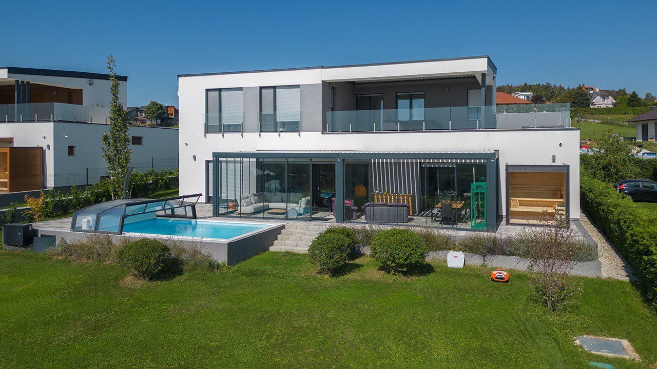 Außergewöhnliche Neubau-Villa mit Seeblick am Nordufer des Balaton