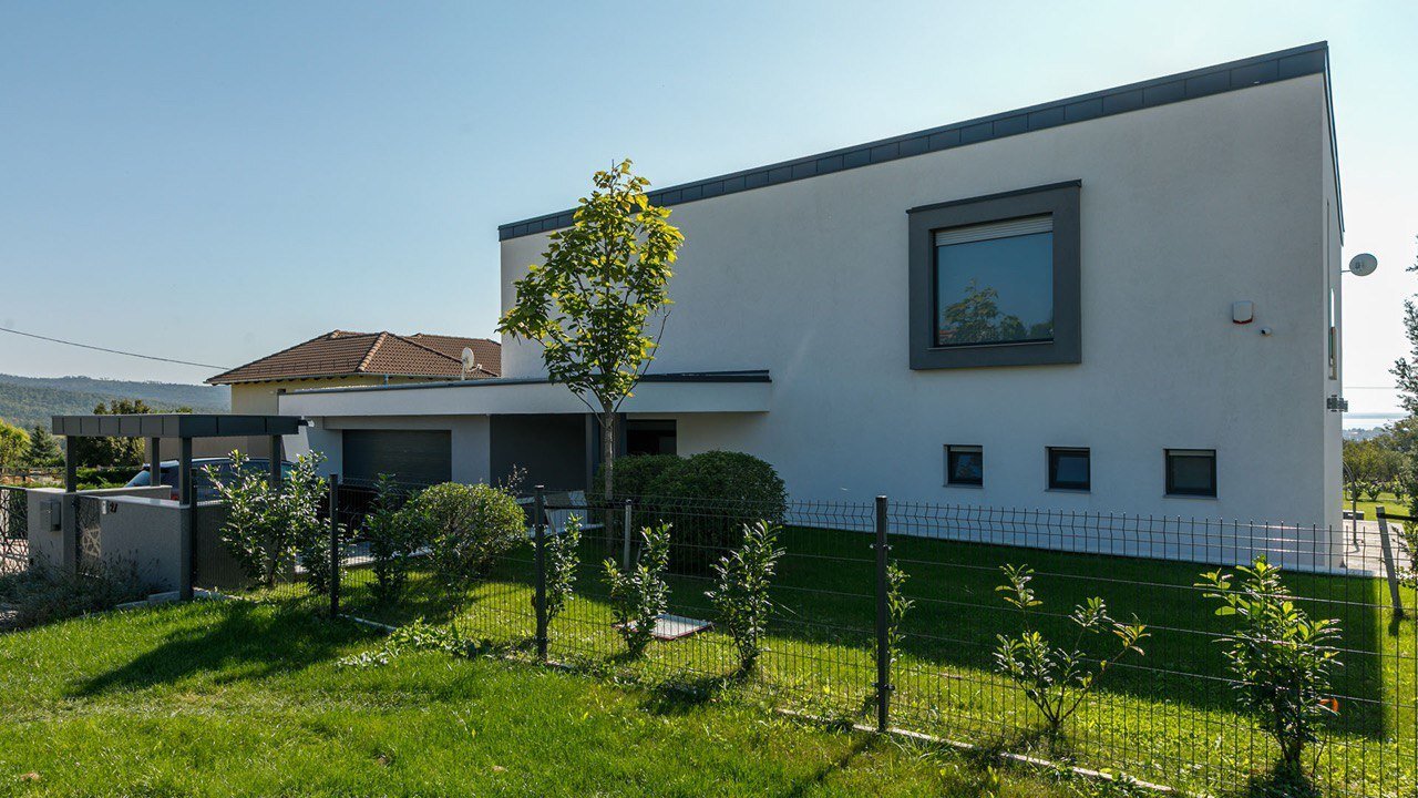 Außergewöhnliche Neubau-Villa mit Seeblick am Nordufer des Balaton (33434)