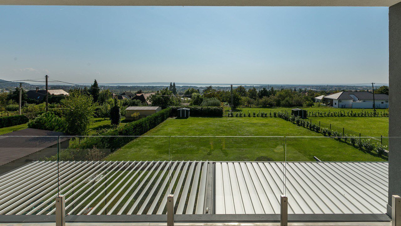 Außergewöhnliche Neubau-Villa mit Seeblick am Nordufer des Balaton (33434)