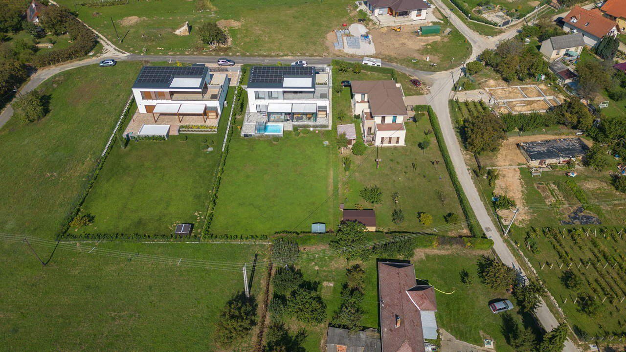 Außergewöhnliche Neubau-Villa mit Seeblick am Nordufer des Balaton (33434)