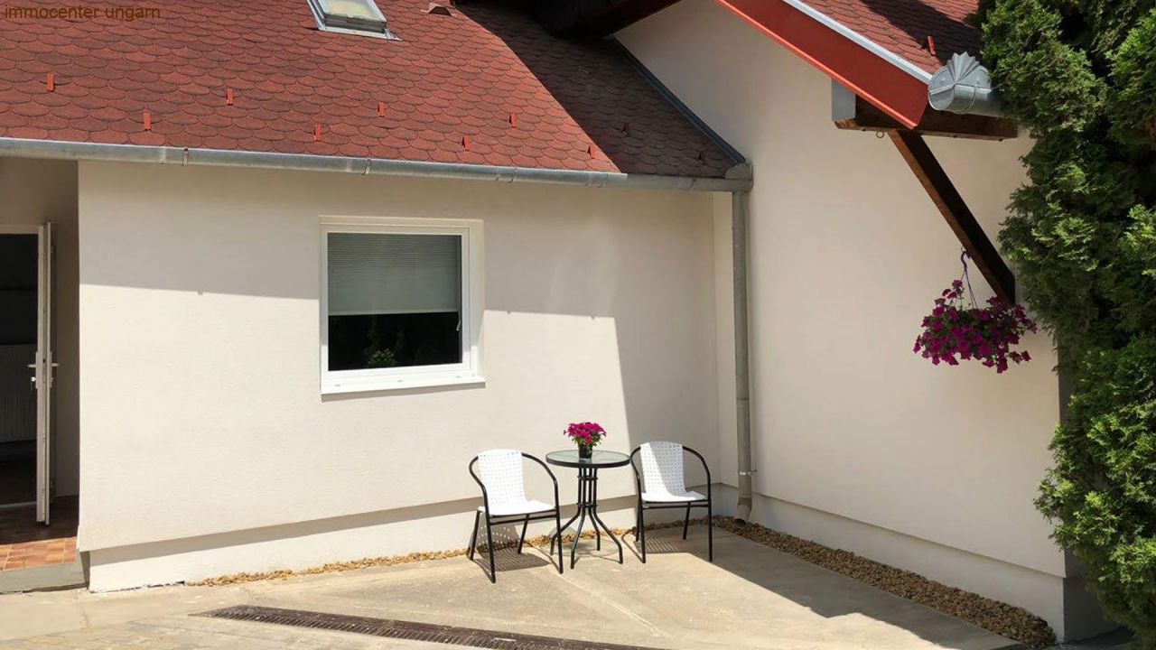 Renoviertes Mehrfamilienhaus mit 7 Wohneinheiten in Héviz (33092-2)
