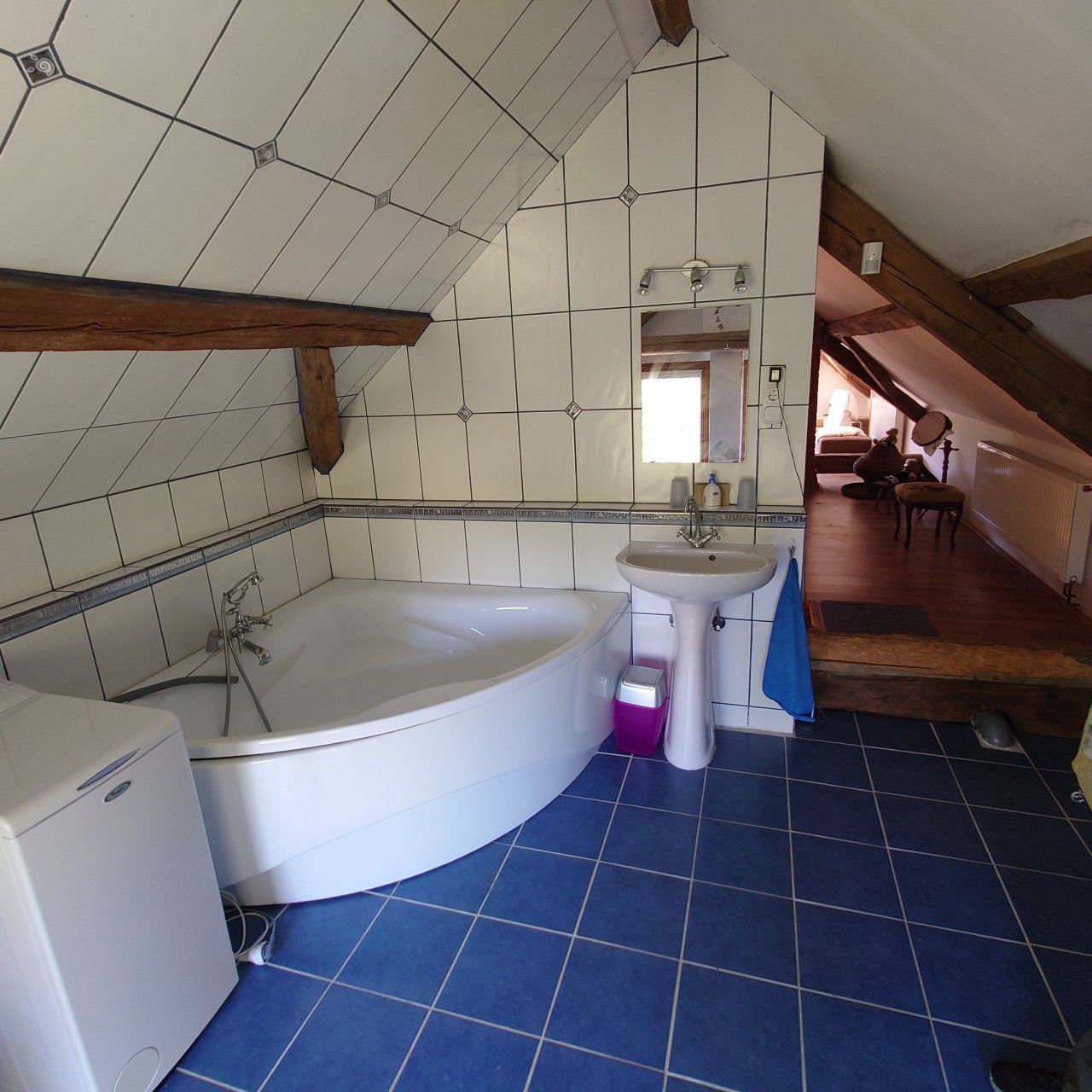 Renoviertes Herrenhaus mit großem Grundstück, ideal für Pferdebesitzer & Ruhesuchende (HCM112-3) — bathroom upstairs