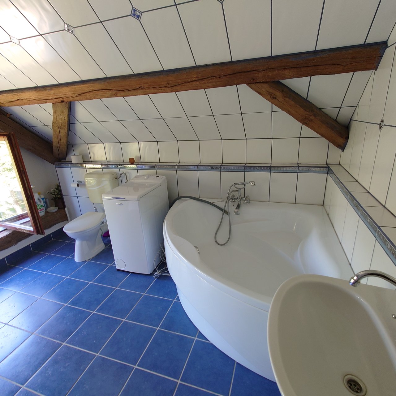Renoviertes Herrenhaus mit großem Grundstück, ideal für Pferdebesitzer &amp; Ruhesuchende (HCM112-3) — bathroom upstairs