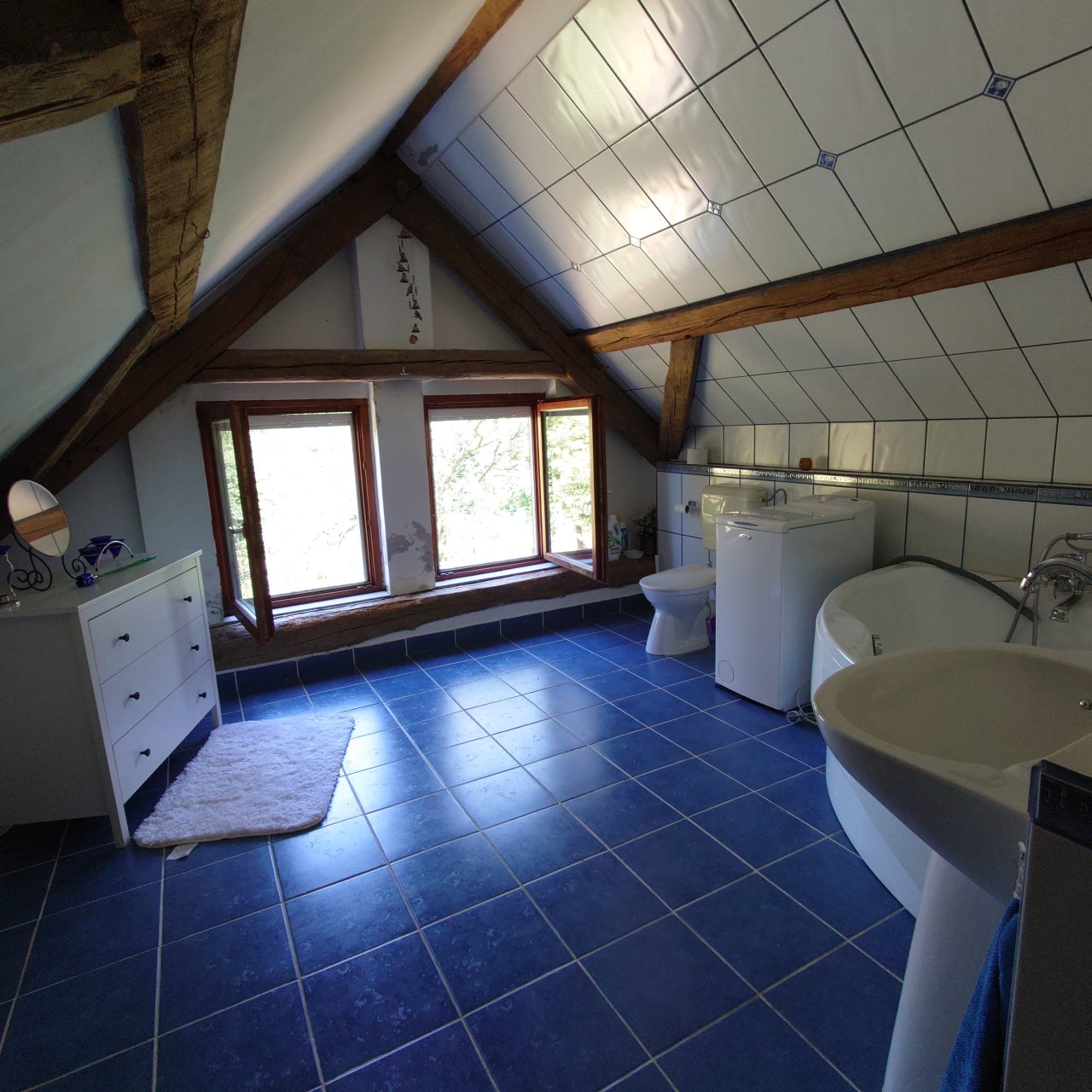 Renoviertes Herrenhaus mit großem Grundstück, ideal für Pferdebesitzer & Ruhesuchende (HCM112-3) — bathroom upstairs