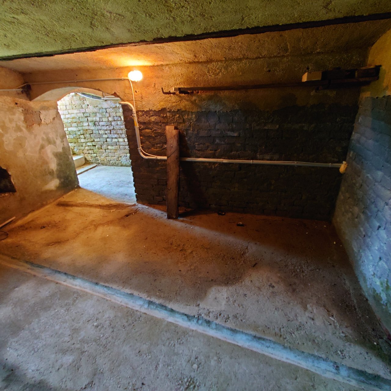 Renoviertes Herrenhaus mit großem Grundstück, ideal für Pferdebesitzer & Ruhesuchende (HCM112-3) — Partial basement under the main house