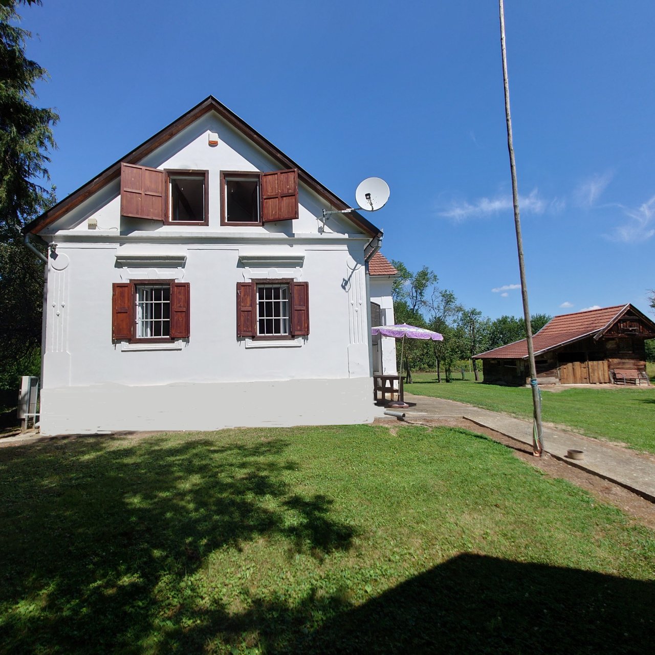 Renoviertes Herrenhaus mit großem Grundstück, ideal für Pferdebesitzer & Ruhesuchende