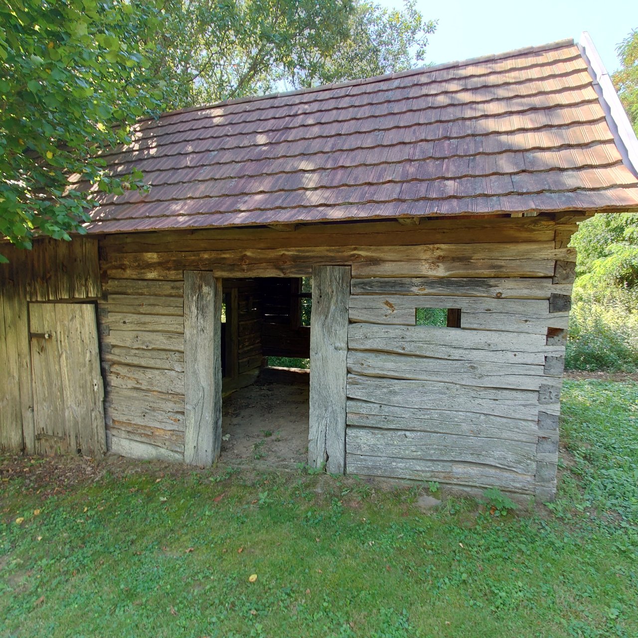 Renoviertes Herrenhaus mit großem Grundstück, ideal für Pferdebesitzer & Ruhesuchende (HCM112-3)