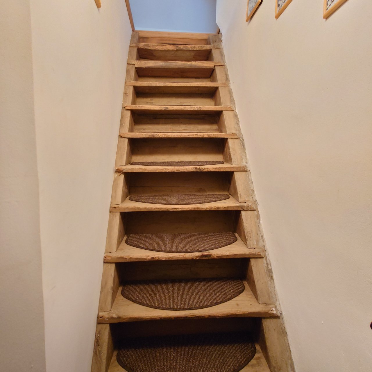 Renoviertes Herrenhaus mit großem Grundstück, ideal für Pferdebesitzer &amp; Ruhesuchende (HCM112-3) — steps to the attic