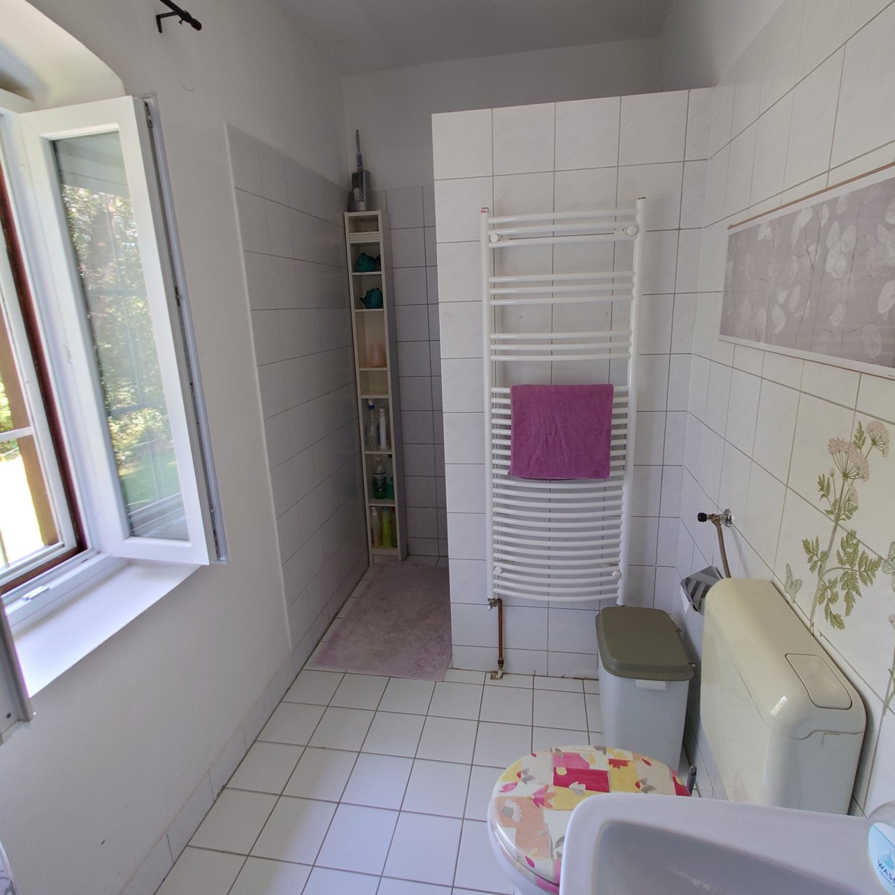 Renoviertes Herrenhaus mit großem Grundstück, ideal für Pferdebesitzer &amp; Ruhesuchende (HCM112-3) — bathroom downstairs