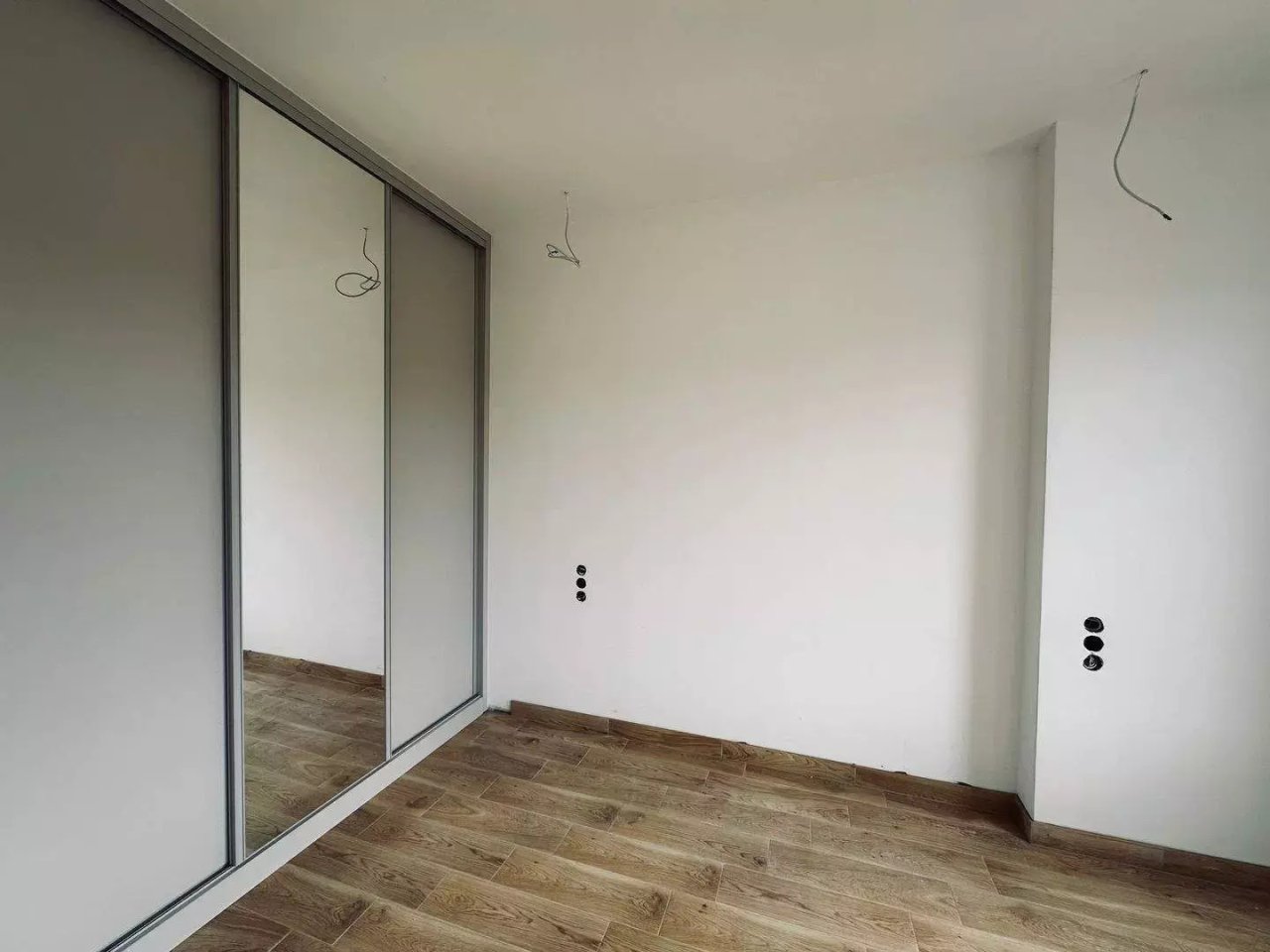 Stilvoller Neubau am Rande des berühmten Golfplatzes (AAA) (IB50701) — Confort total: armario empotrado espacioso con puertas de espejo y parquet de madera de alta calidad - ¡tu nuevo hogar te espera!