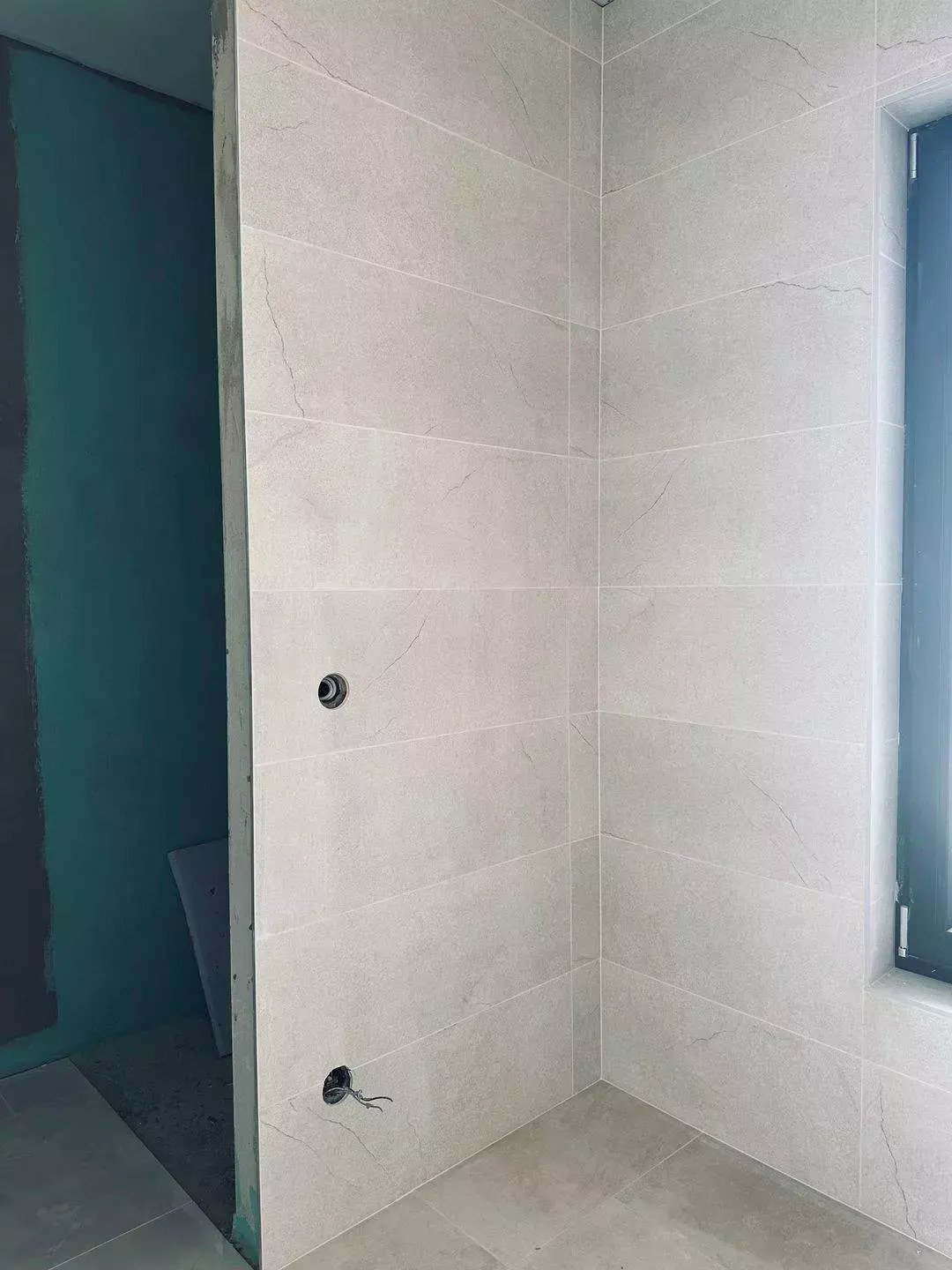 Stilvoller Neubau am Rande des berühmten Golfplatzes (AAA) (IB50701) — Elegante cabina de ducha con acabado en piedra natural de alta calidad: ¡una exclusiva oasis de bienestar le espera!