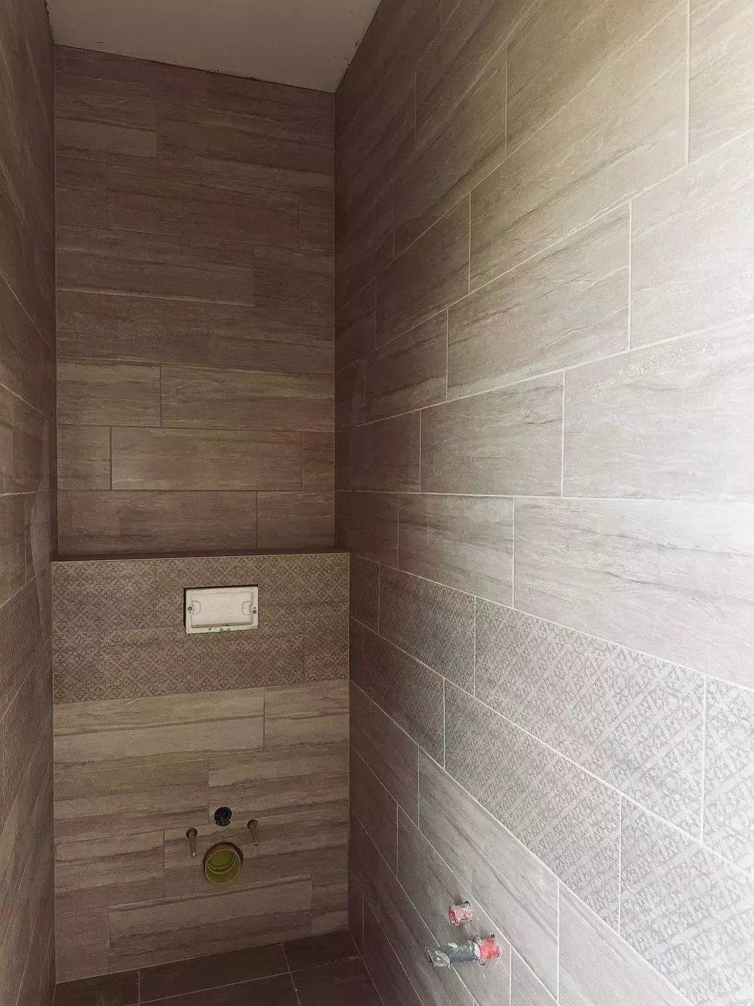 Stilvoller Neubau am Rande des berühmten Golfplatzes (AAA) (IB50701) — Baño exclusivo para invitados con cerámica de aspecto madera de alta calidad y patrón de mosaico decorativo