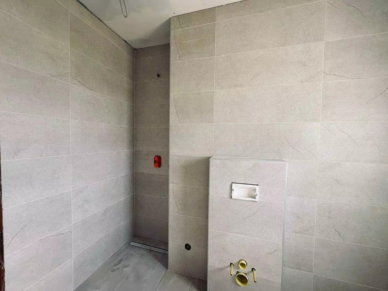 Stilvoller Neubau am Rande des berühmten Golfplatzes (AAA) (IB50701) — Ducha exclusiva con bañera empotrada de diseño y azulejo de alta calidad en la pared: ¡una decoración de baño de lujo en su máxima expresión!