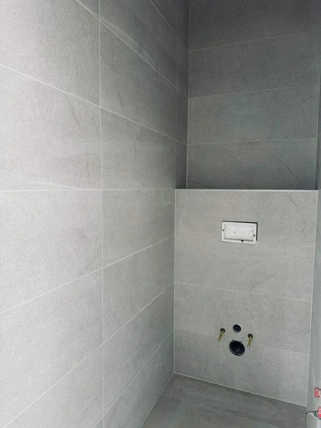 Stilvoller Neubau am Rande des bertühmten Golfplatzes (AAA) (IB50704) — Exclusive wellness oasis: High-quality tiled shower with modern wall design and intelligent installation technology