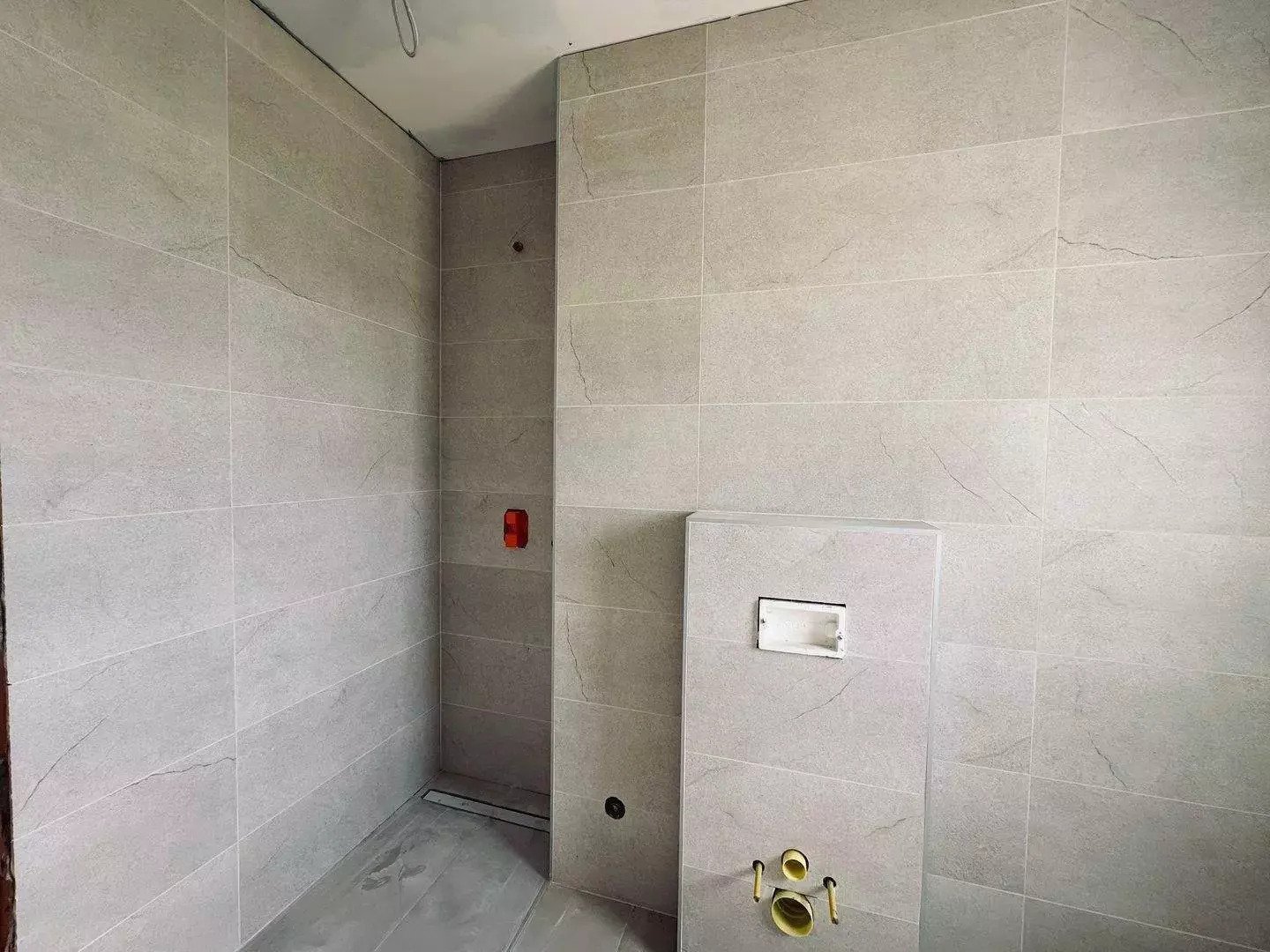 Stilvoller Neubau am Rande des bertühmten Golfplatzes (AAA) (IB50704) — Exclusive shower with built-in designer bathtub and high-quality wall tiling – luxury bathroom design at its finest!