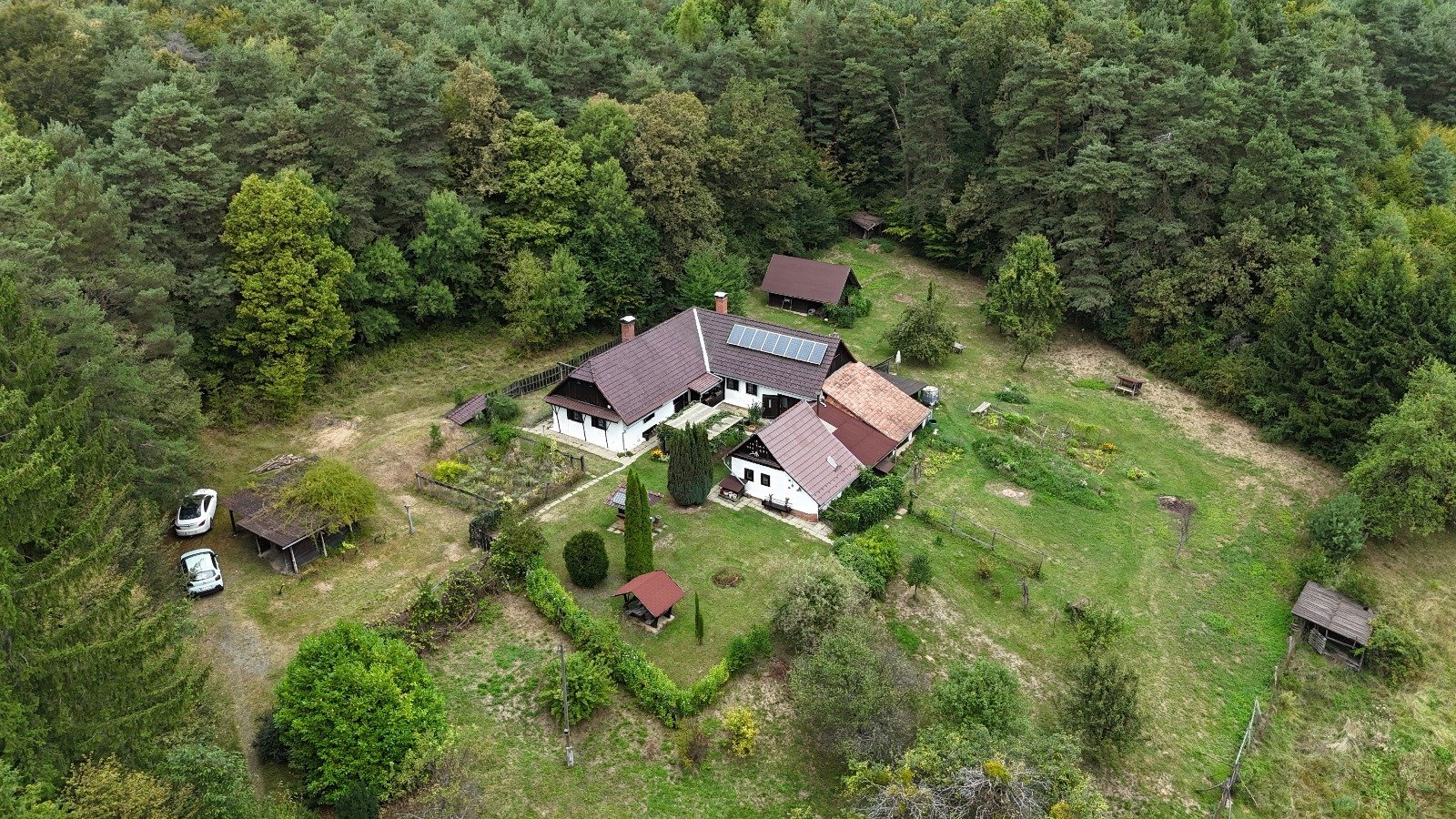 (AAA) Alleinlage an der österreichischen Grenze: Traditionelles Landhaus mit 1,5 Ha Land