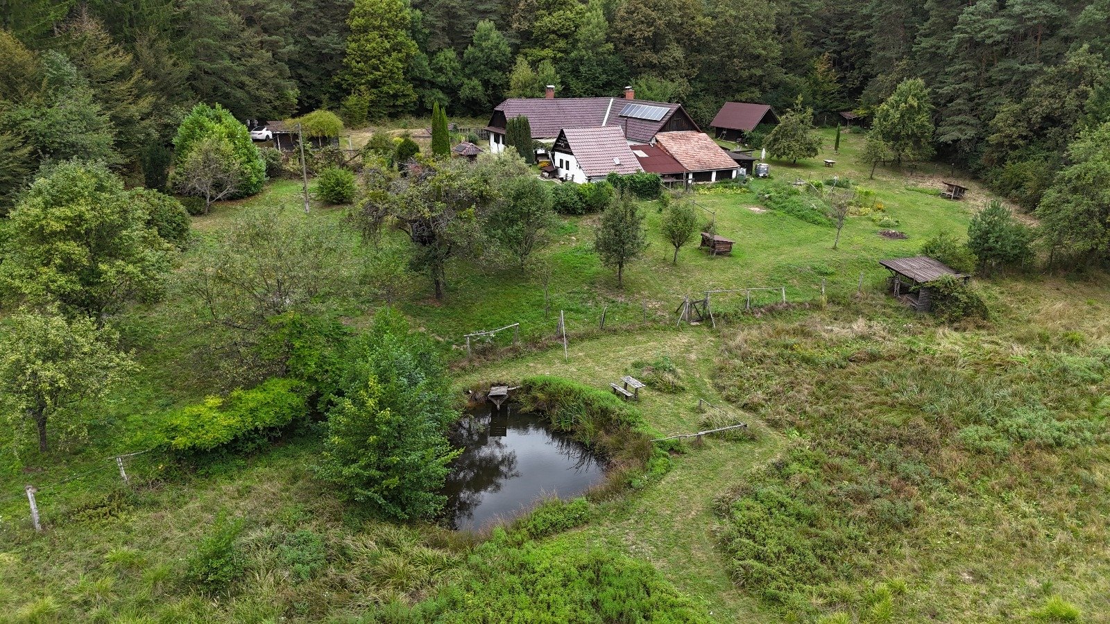 (AAA) Alleinlage an der österreichischen Grenze: Traditionelles Landhaus mit 1,5 Ha Land