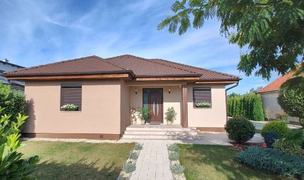 Moderner Bungalow mit Doppelgarage in Ják