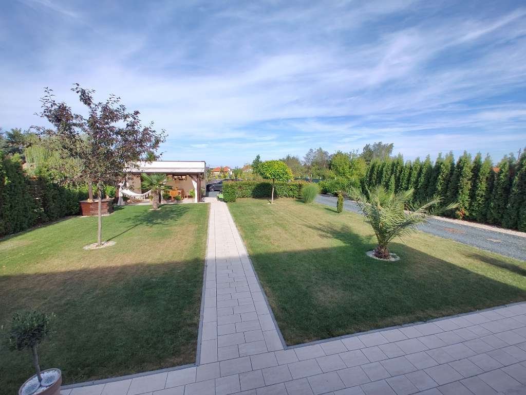 Moderner Bungalow mit Doppelgarage in Ják