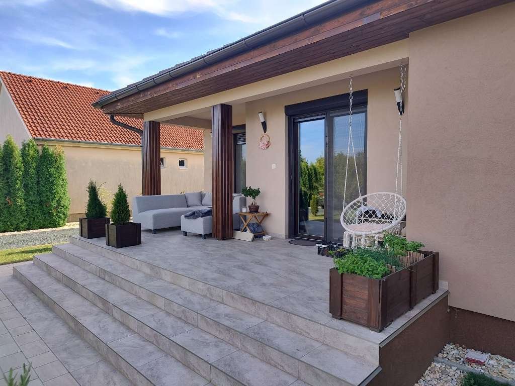 Moderner Bungalow mit Doppelgarage in Ják