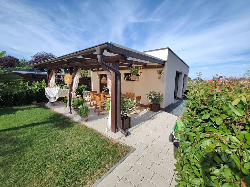 Moderner Bungalow mit Doppelgarage in Ják