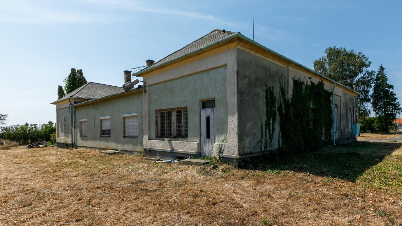 (ACA) Historische Villa am Rande des Balaton möchte aus dem Dornröschenschlaf erweckt werden (44073)