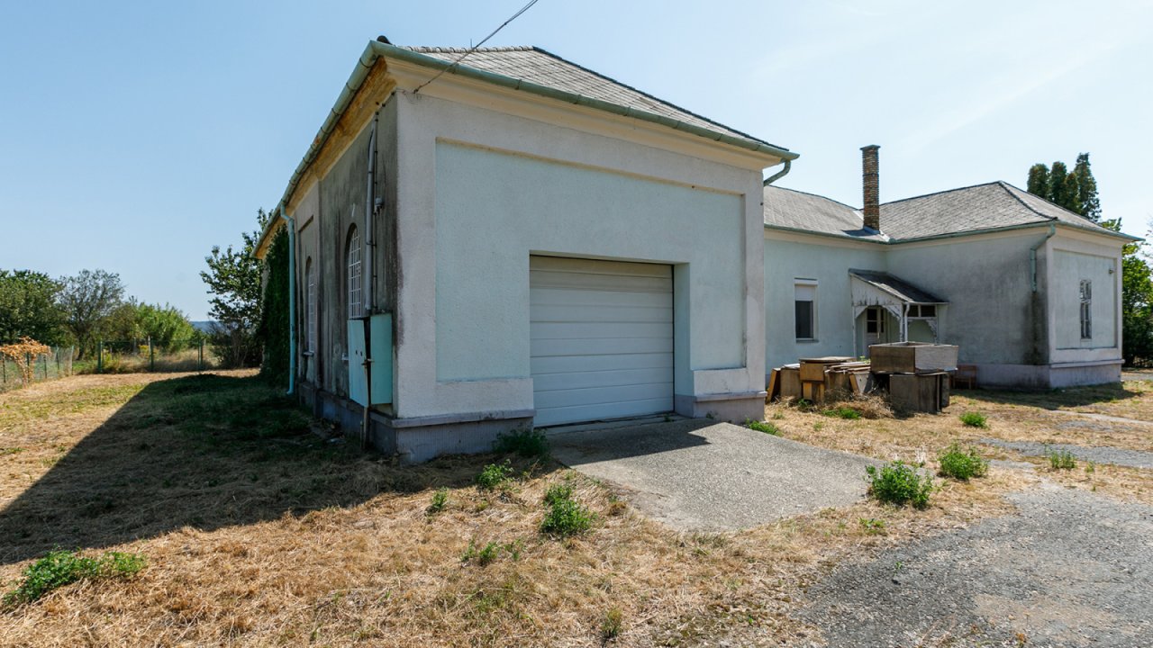 (ACA) Historische Villa am Rande des Balaton möchte aus dem Dornröschenschlaf erweckt werden (44073)