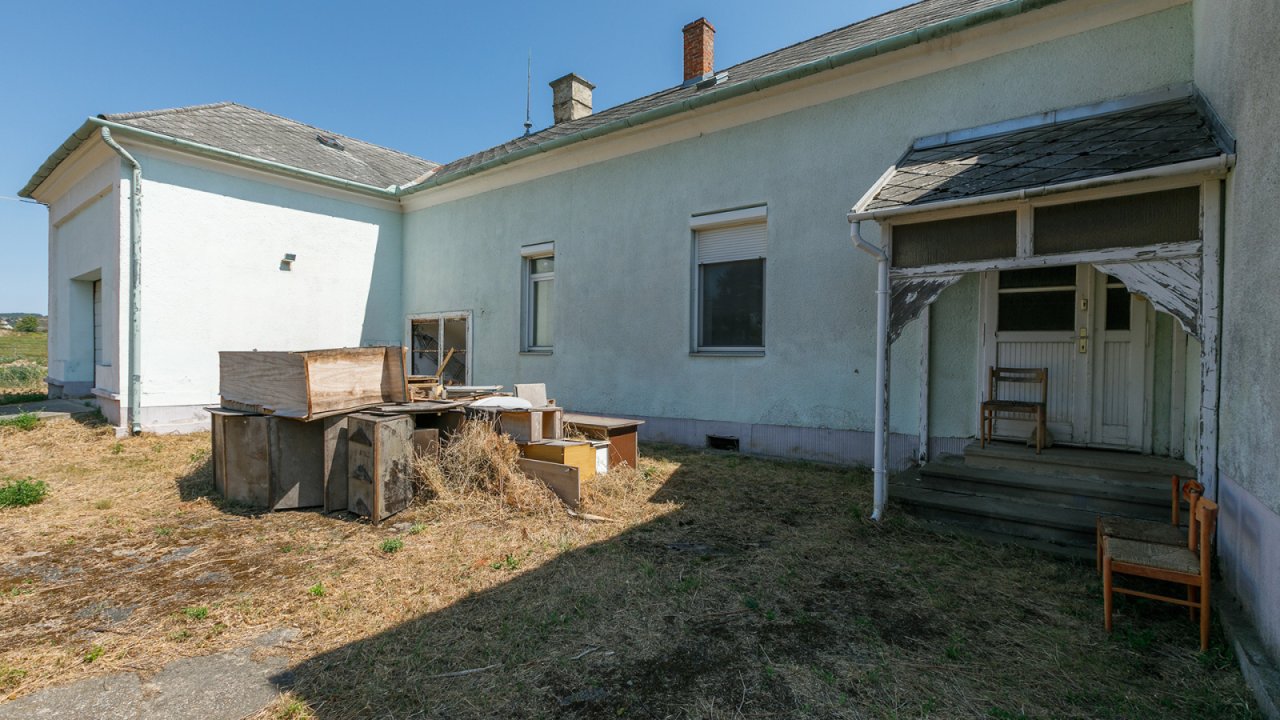 (ACA) Historische Villa am Rande des Balaton möchte aus dem Dornröschenschlaf erweckt werden (44073)