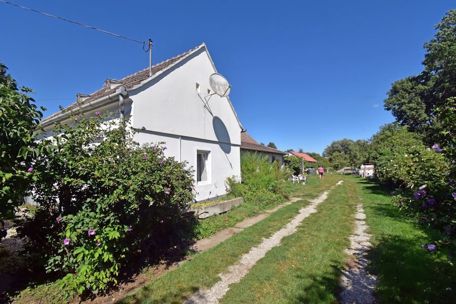 2 landhuizen naast elkaar, waarvan één reeds gerenoveerd (BBA-FER0910)
