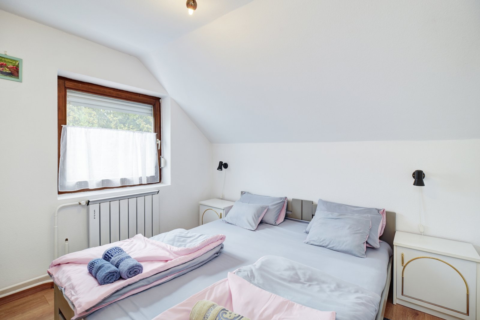 (AAA) Erstbezug nach Renovierung im Zentrum: Möblierte Wohnung im zweiten Stock (KK003)