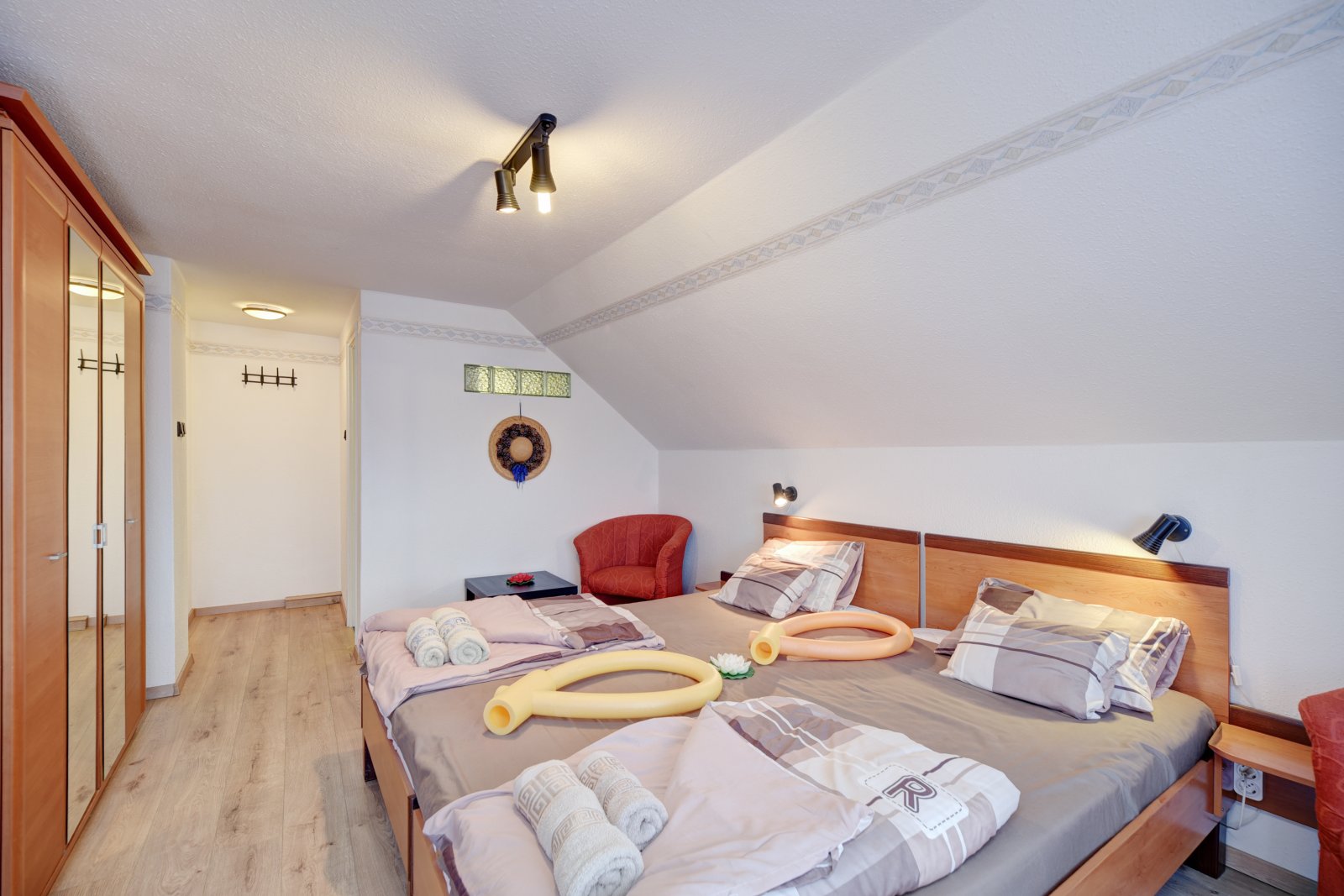 (AAA) Erstbezug nach Renovierung im Zentrum: Möblierte Wohnung im zweiten Stock (KK003)