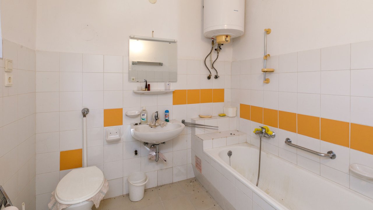 (AAA) Historisches Gebäude als Atelier, Seminarhaus oder großes Wohnhaus (AAA) (33852)