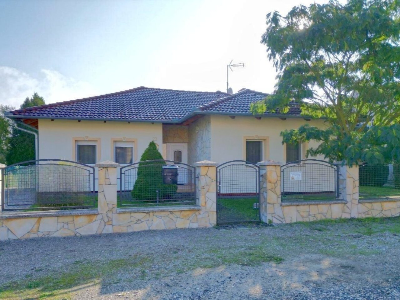 Exklusives und Gepflegtes Familienhaus in ruhiger, zentraler Lage Nähe Balaton (IB25204)