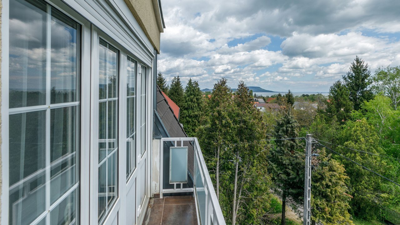 (AAA) Großes Stadthaus mit Balaton-Panorama und Geschäftsmöglichkeiten (33561)