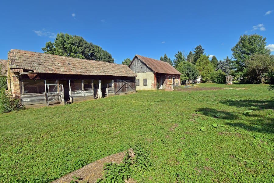 (BBA) Teilrenoviertes Bauernhaus mit großem Grundstück & Nebengebäuden (FER2710)