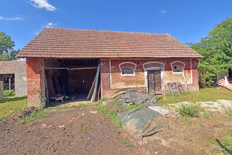 (BBA) Teilrenoviertes Bauernhaus mit großem Grundstück & Nebengebäuden (FER2710)
