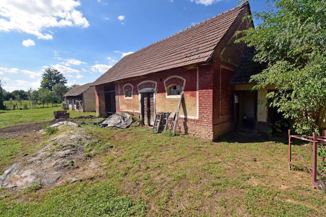 (BBA) Teilrenoviertes Bauernhaus mit großem Grundstück &amp; Nebengebäuden (FER2710)