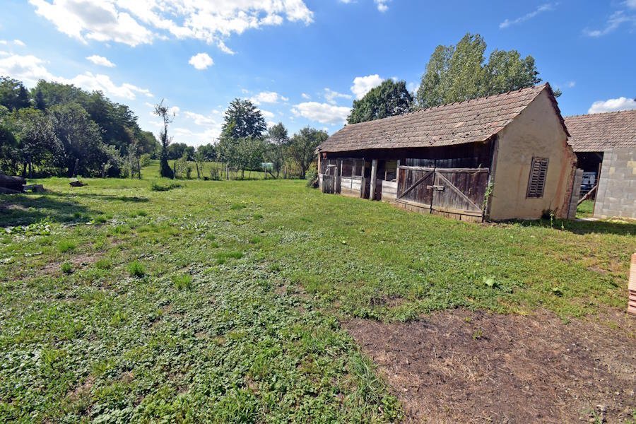 (BBA) Teilrenoviertes Bauernhaus mit großem Grundstück & Nebengebäuden (FER2710)