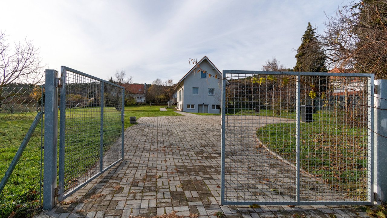 (AAA) Solides, helles Apartmenthaus in sehr guter Lage (33772-2)