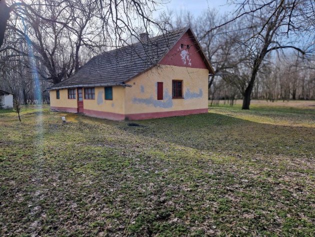 () Alter Bauernhof mit mehr als 8 Hektar Wald/Land