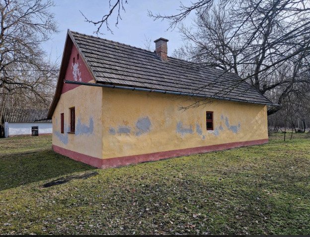 () Alter Bauernhof mit mehr als 8 Hektar Wald/Land