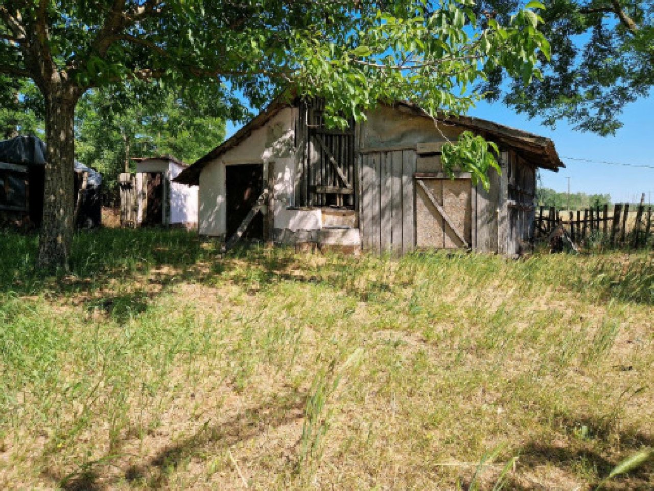 (ACA) Gut erhaltenes Bauernhaus im Orginalzustand und viel Grund (ROG09)