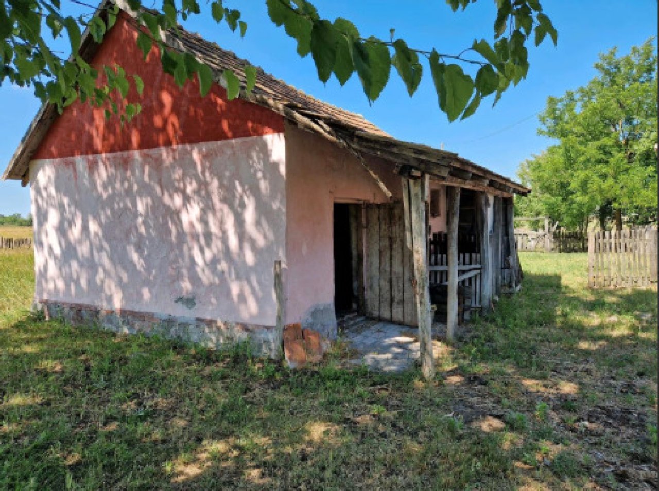 (ACA) Gut erhaltenes Bauernhaus im Orginalzustand und viel Grund (ROG09)