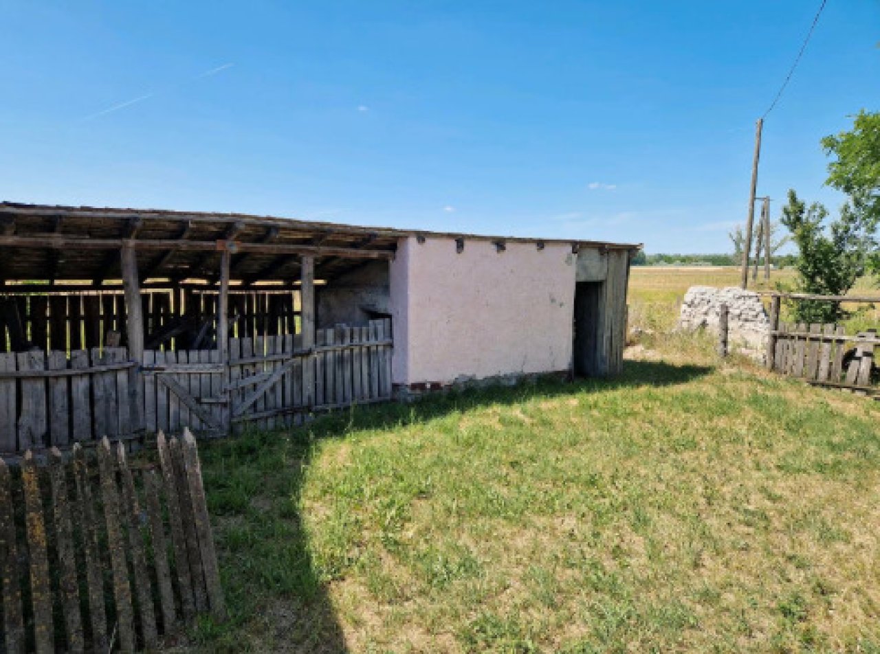 (ACA) Gut erhaltenes Bauernhaus im Orginalzustand und viel Grund (ROG09)