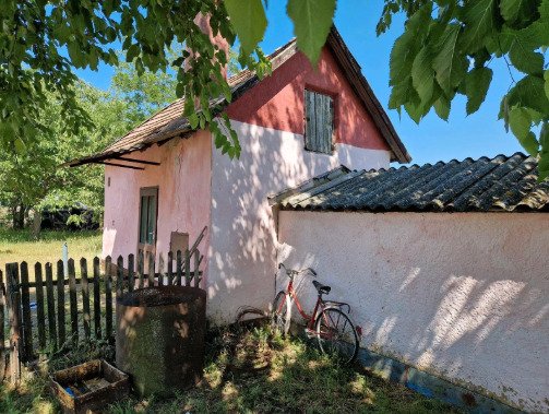 (ACA) Gut erhaltenes Bauernhaus im Orginalzustand und viel Grund (ROG09)