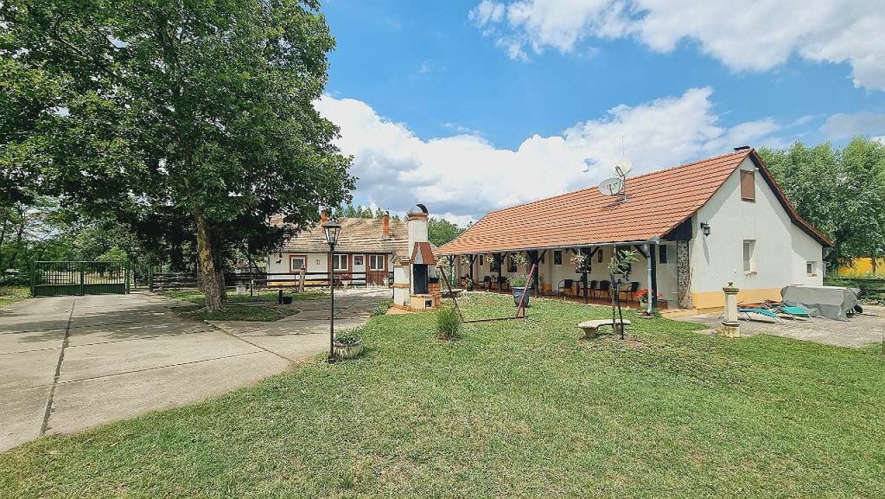Großer Pferdehof mit Haupthaus &amp; 3 Gäste-Apartments (WH0220-3)