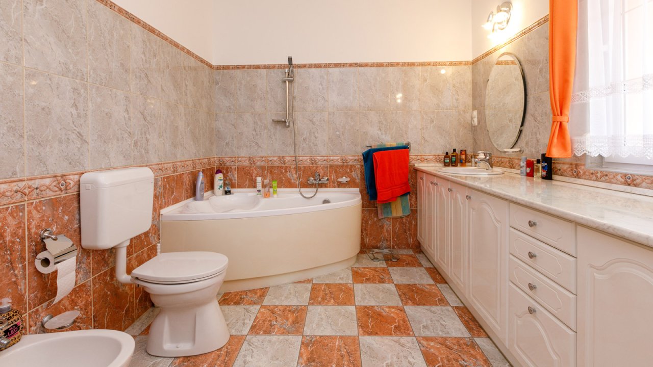 (AAA) Schöner Bungalow in gutem Zustand mit Panoramablick (33858)